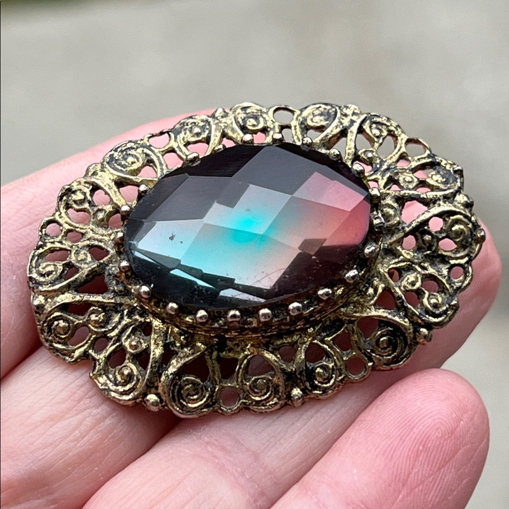 RARE VTG Faceted Oval Sappharine Color Changing Glass Ornate Gold Tone Brooch - Picture 7 of 11